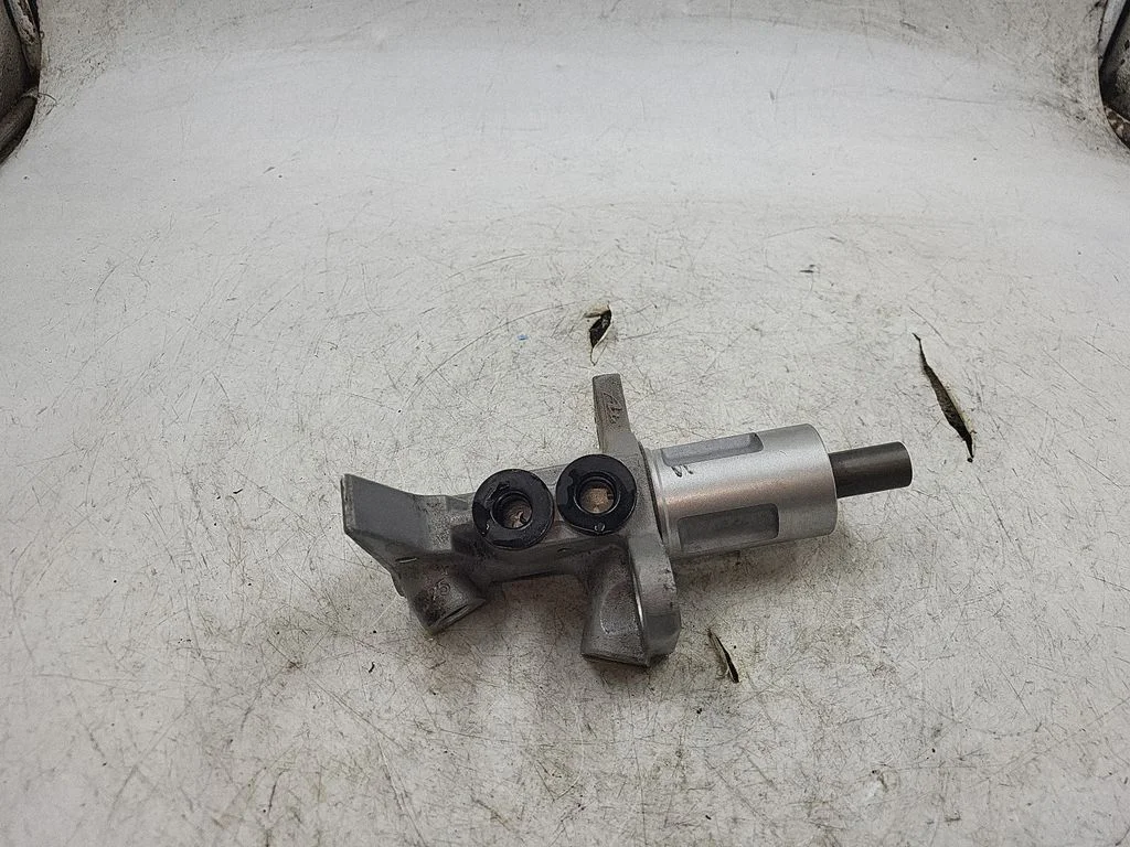 Master brake cylinder