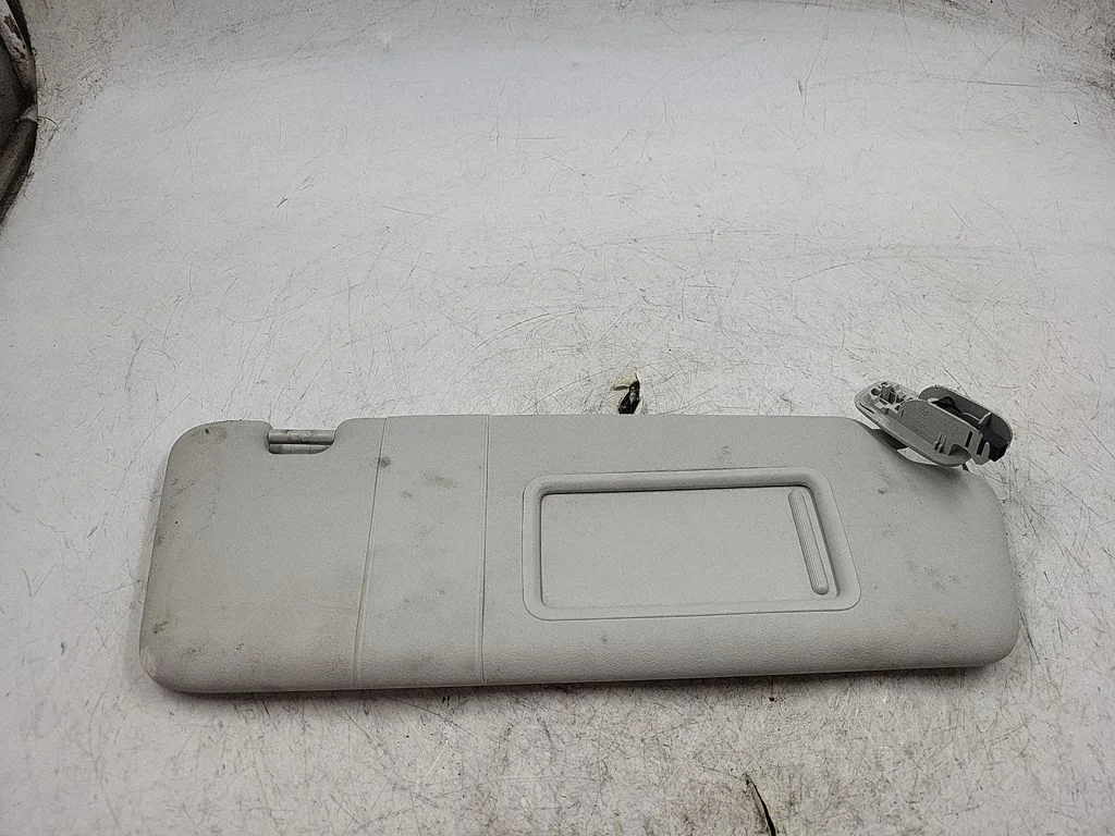 Sun visor – front right