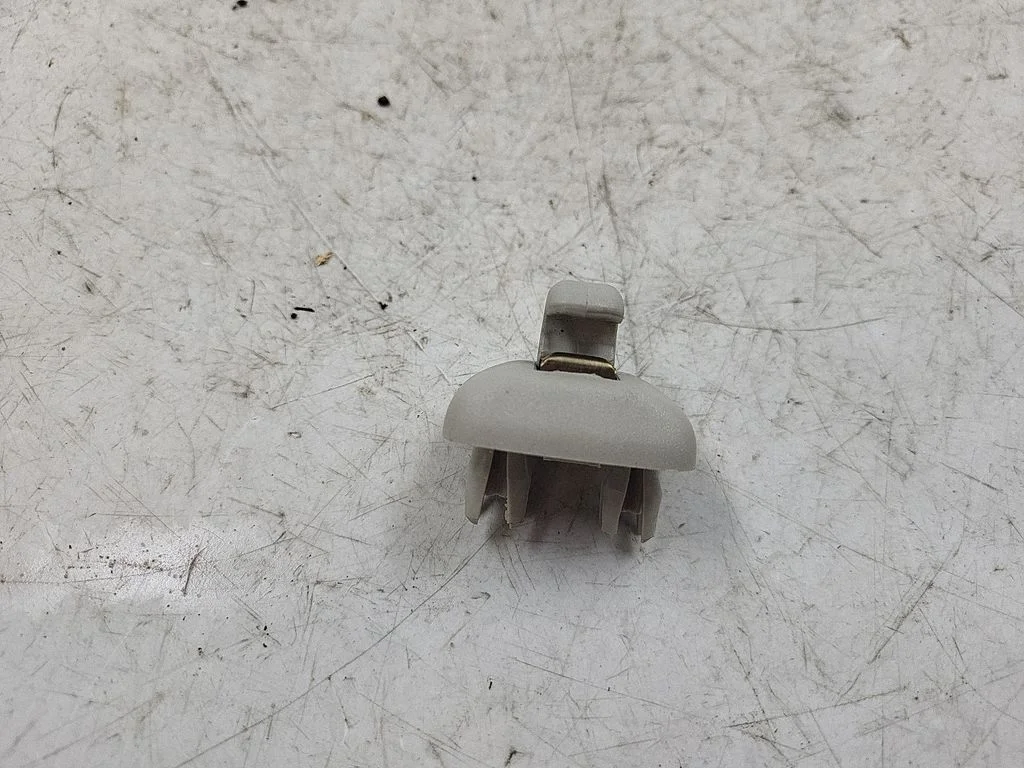 Sun visor clip/hook/bracket 8E0857562
