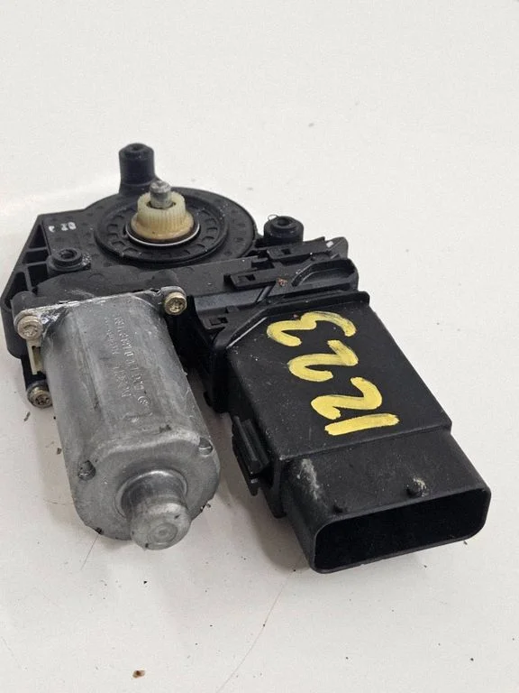 Priekšējā loga pacēlāja motoriņš 3B4837752LB