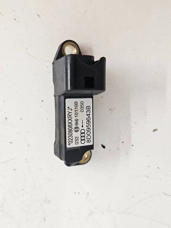 Drošības spilvenu trieciena sensors 8D0959643B