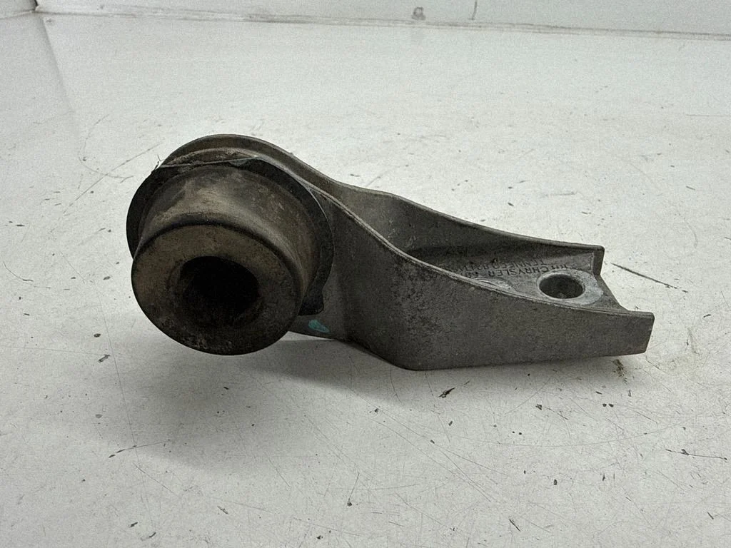 Summuti kinnitus/ hoidik 68141918AB – Jeep Cherokee KL (2013-2023)
