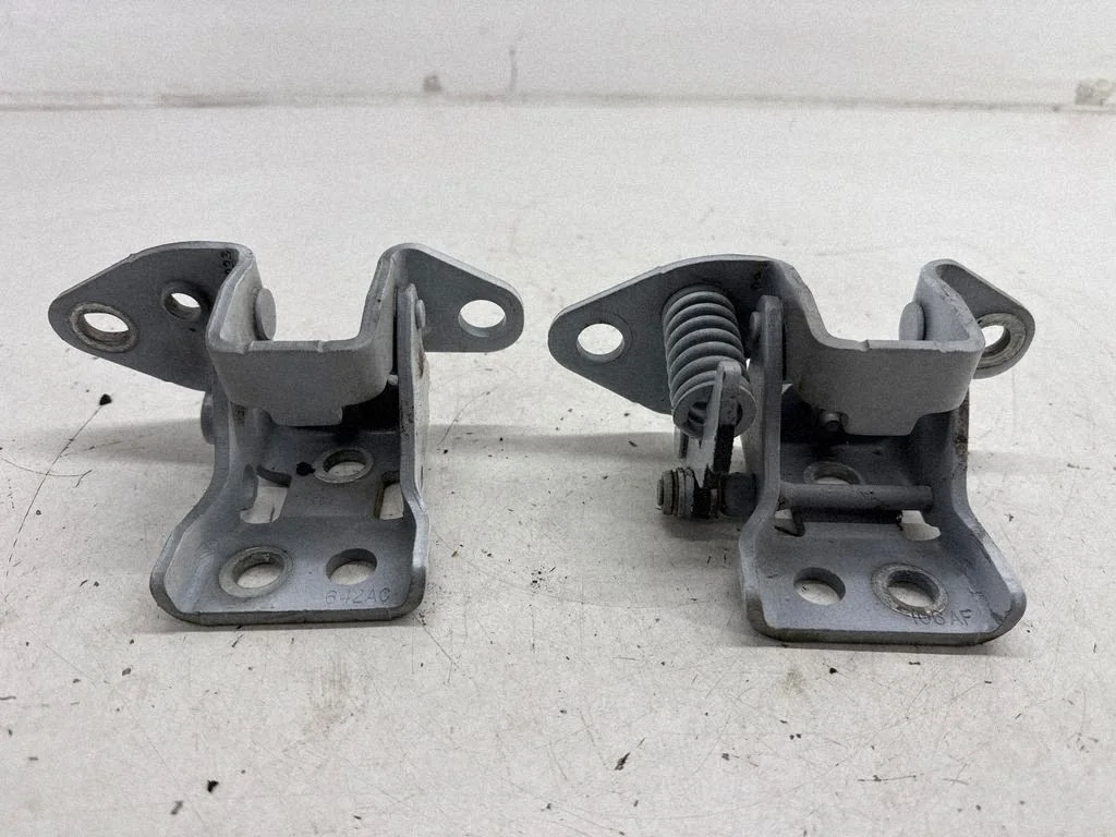 Esiukse hingede komplekt – Dodge Challenger (2008-2023)