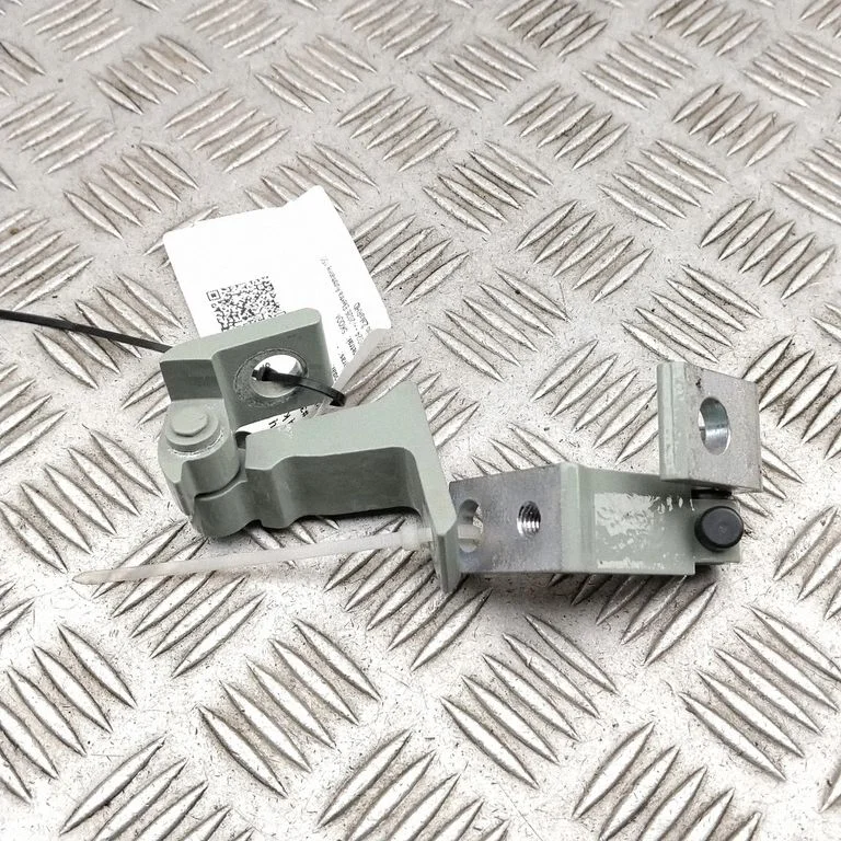 Tagaukse hingede komplekt 8V5833404D