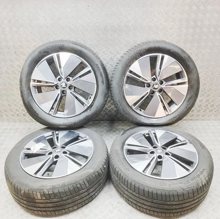 R19 alloy rim 5LA601025A