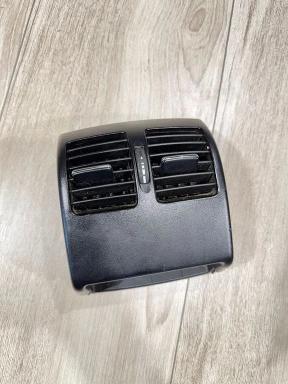 Rear air vent grill – Mercedes-Benz C-Class AMG W204 (2007-2014)