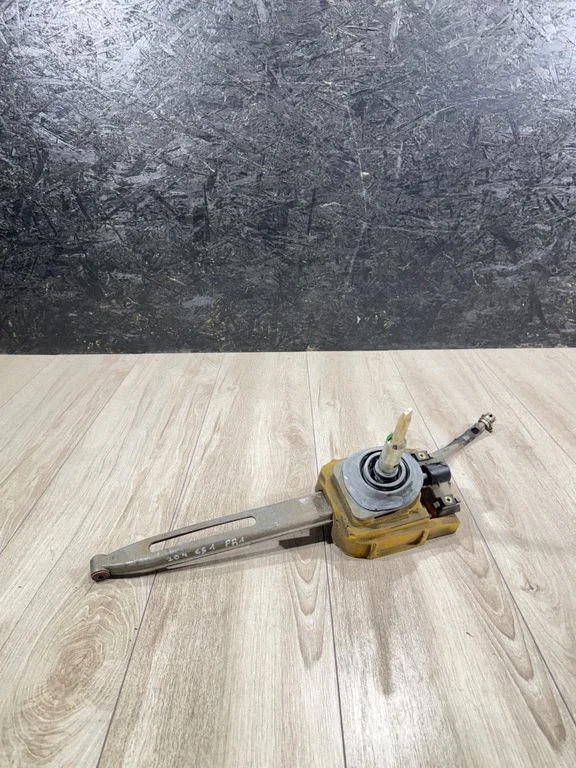 Gear selector mechanism 213072