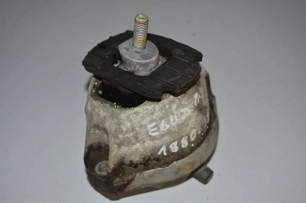 Dzinēja spilvens – BMW 5. sērija E60 E61 (2004-2010)