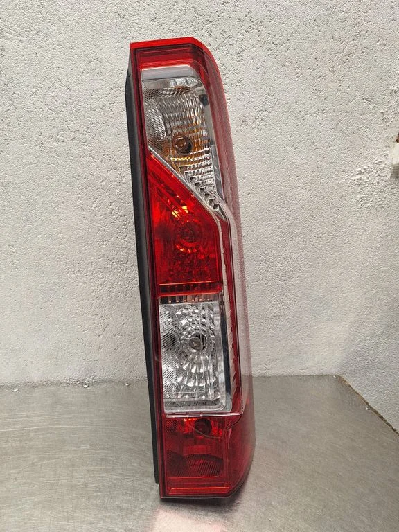 Aizmugurējais lukturis virsbūvē 2VA01011006