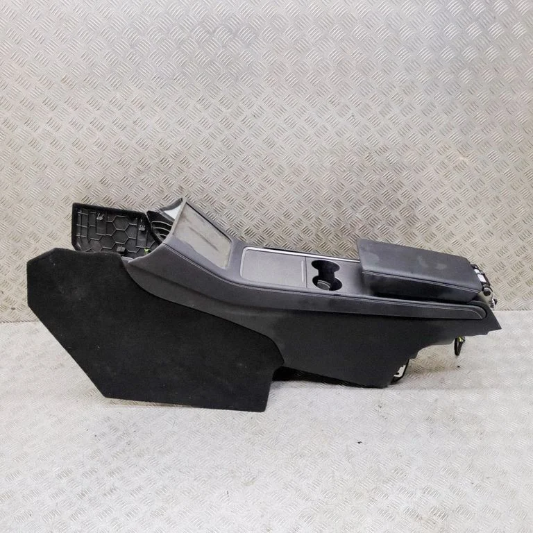 Center console – Tesla Model Y (2020-)
