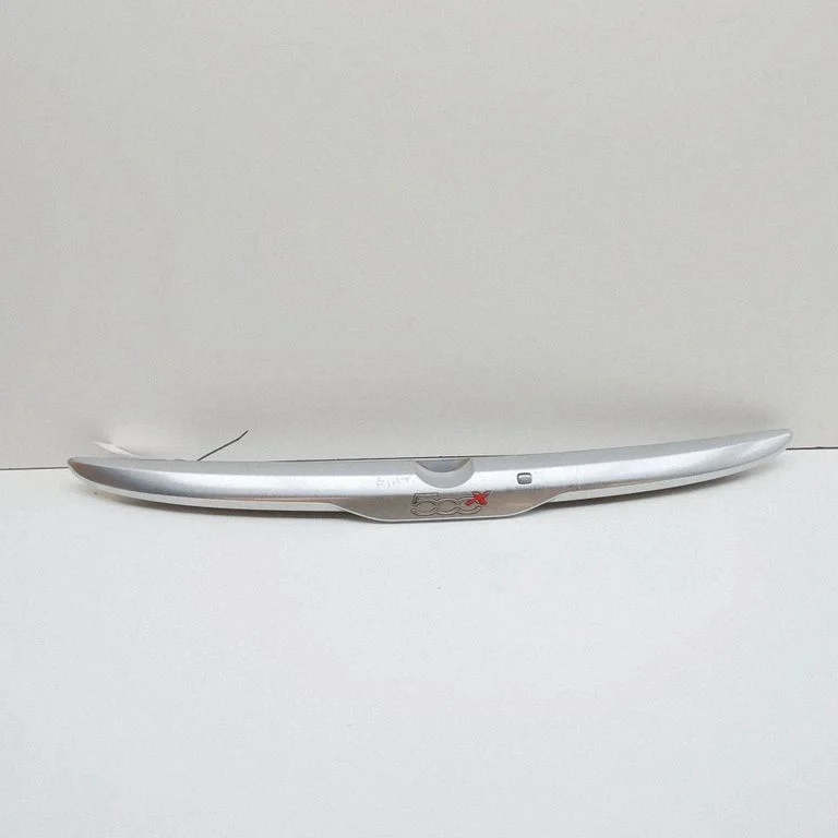 Listwa oświetlenia tablicy rejestracyjnej na klapie 51962525 – Fiat 500X (2014-)