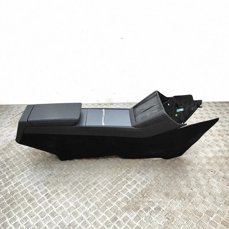 Center console – Tesla Model Y (2020-)