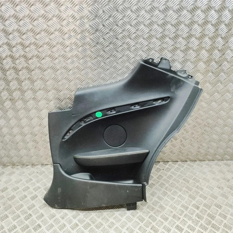 Coupe rear side trim panel 68706400