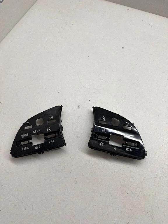 Steering wheel buttons/switches