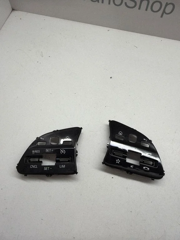 Steering wheel buttons/switches