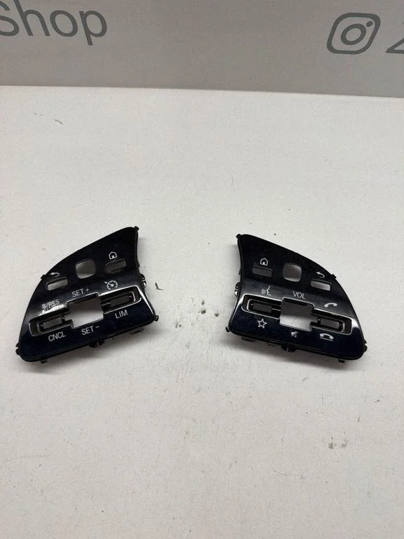 Steering wheel buttons/switches