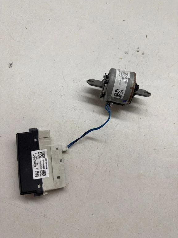 Steering wheel buttons/switches 7468008