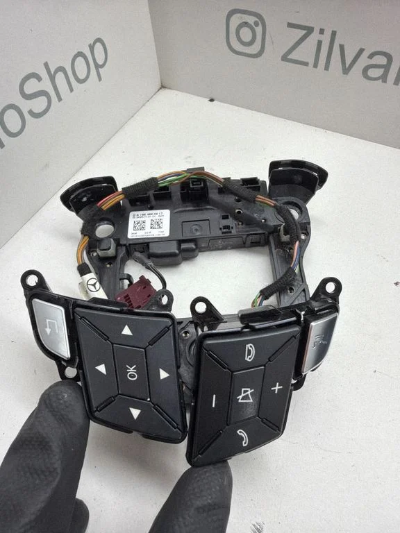 Steering wheel buttons/switches A1664640417