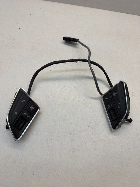 Stūres pogas/slēdži 8U0951523C