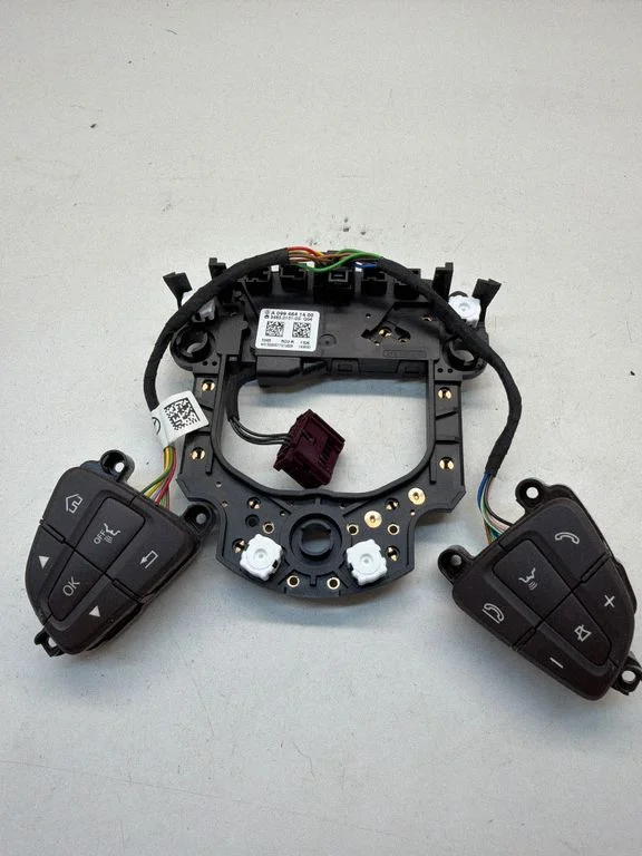 Steering wheel buttons/switches A0994641400