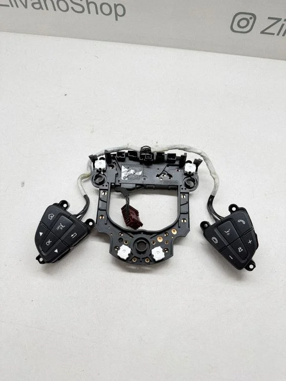 Steering wheel buttons/switches