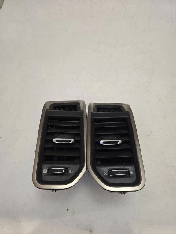 Dashboard side air vent grill/cover trim 6BK672X7AD