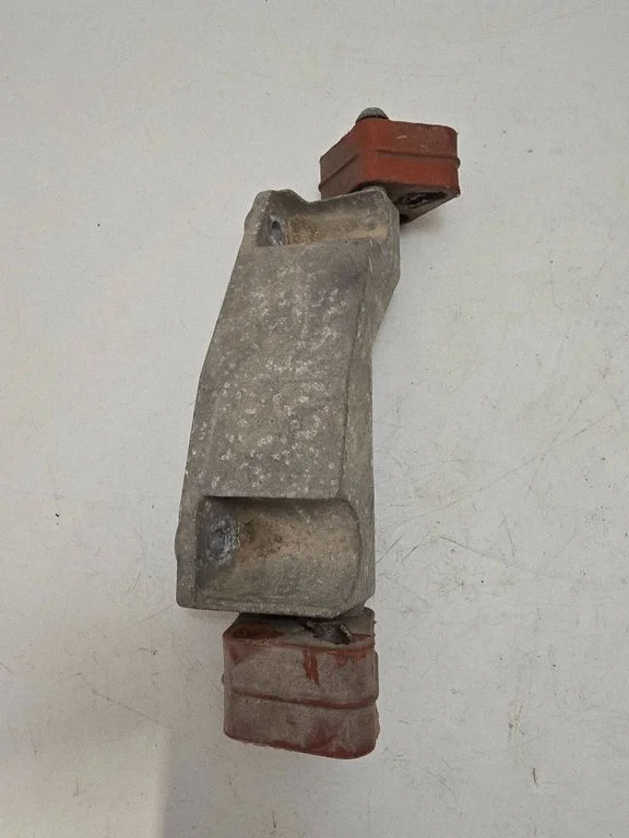 Slāpētāja turētājs/ kronšteins 68268197AA