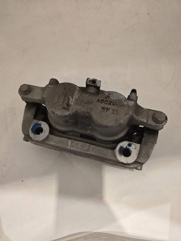 Front brake caliper A002U888