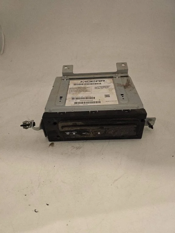 Radio/CD/DVD/GPS head unit P68335565AB