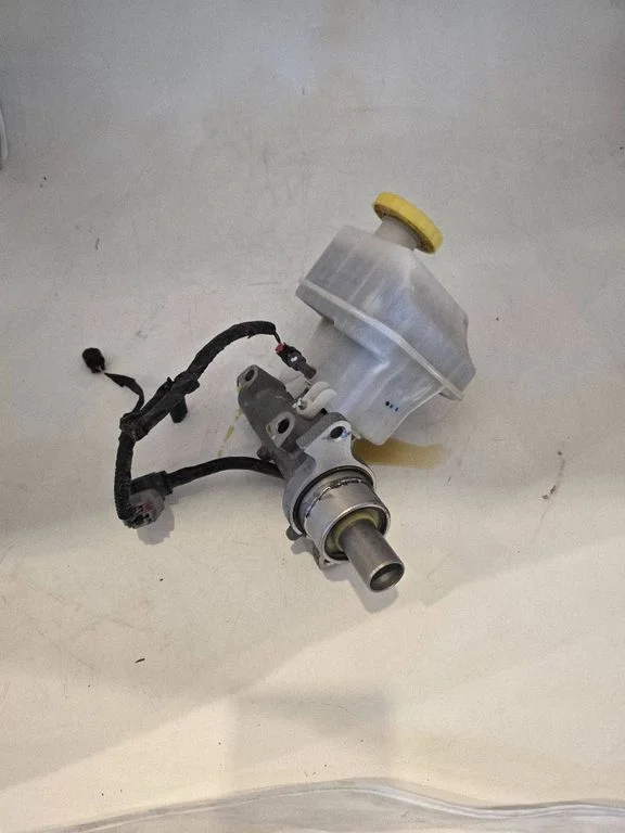 Brake fluid reservoir A006D412