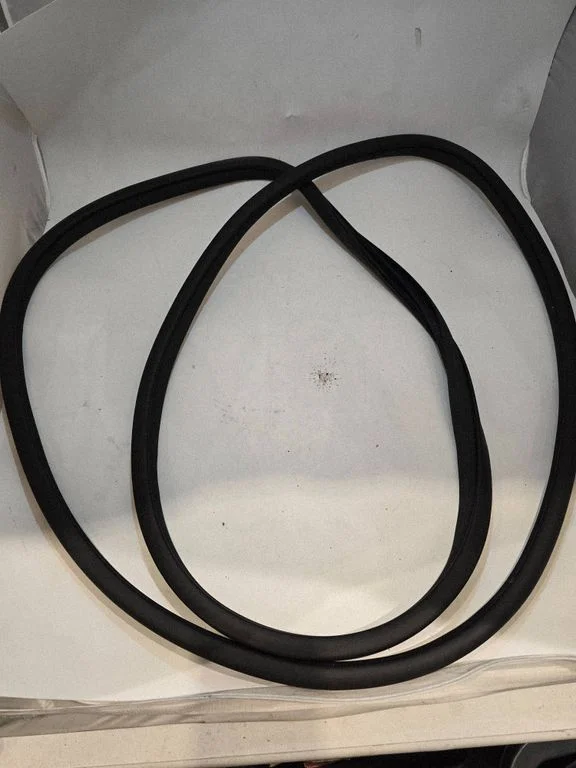 Front door rubber seal – front right