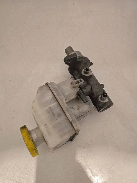 Master brake cylinder A006d421