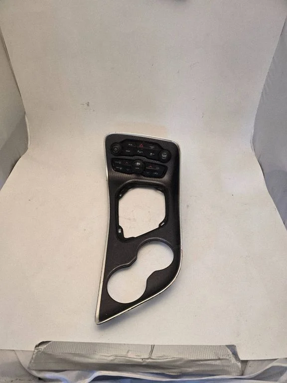Käigukangi ümbrise viimistlus (plastik) – Dodge Challenger (2008-2023)