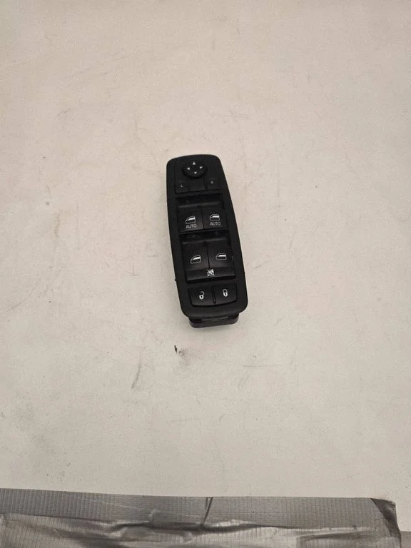 Elektrisko logu slēdzis 68262253AC