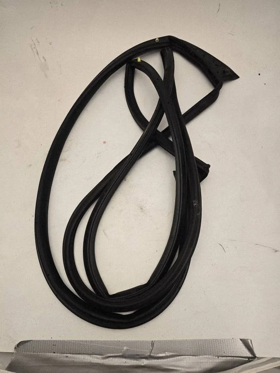 Rubber seal front door window/glass – right