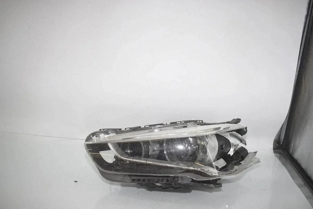 Esituli – BMW X1 F48 F49 (2015-2022)
