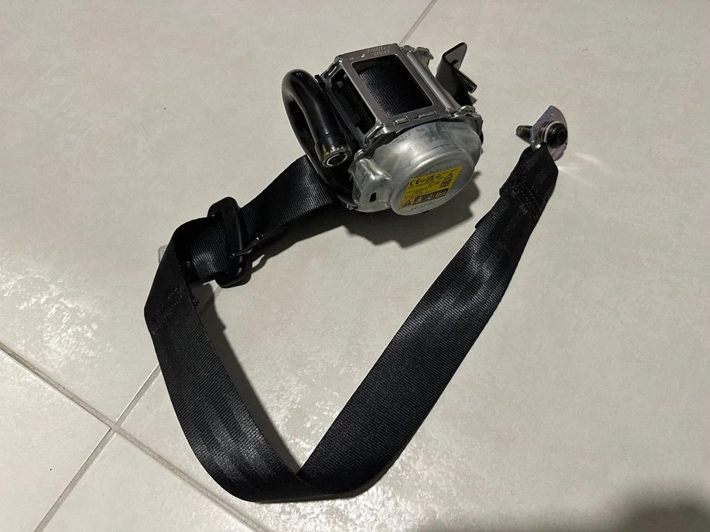 Rear seatbelt MB3B26611E60BD
