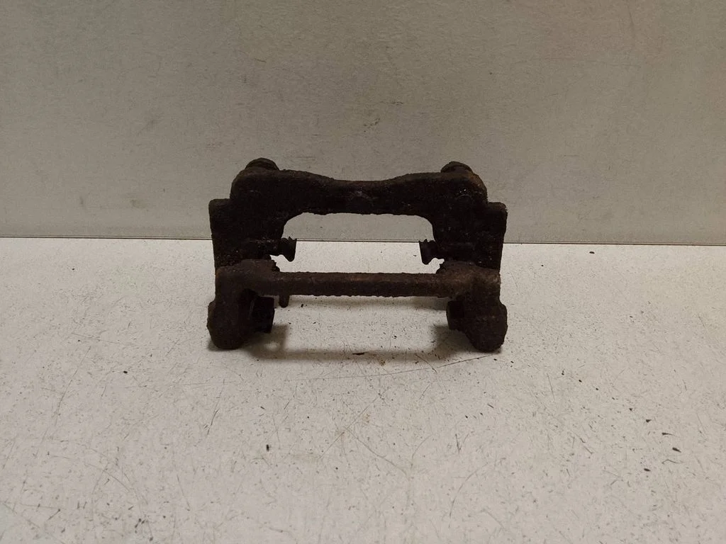 Brake caliper pad carrier rear – Toyota Avensis T250 (2003-2006)