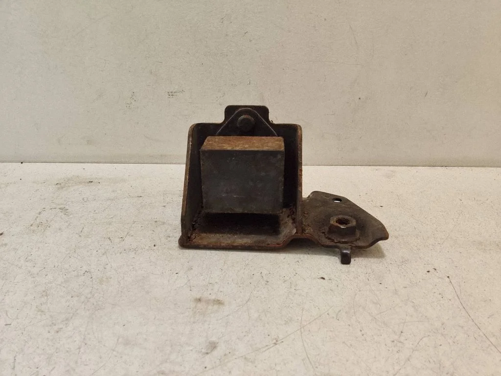 Engine mount bracket 5122705020