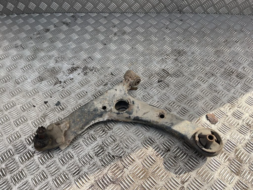 Front lower control arm/wishbone – Toyota Avensis T250 (2006-2009)
