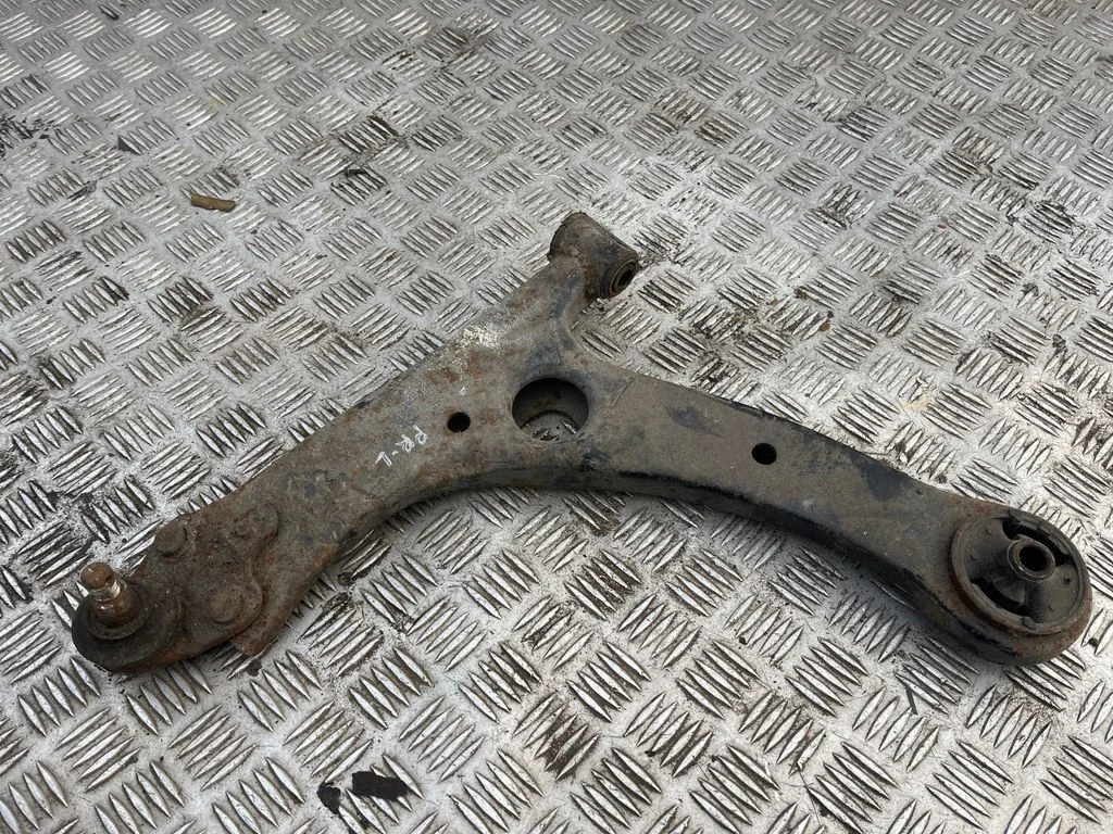Front lower control arm/wishbone – Toyota Avensis T250 (2006-2009)