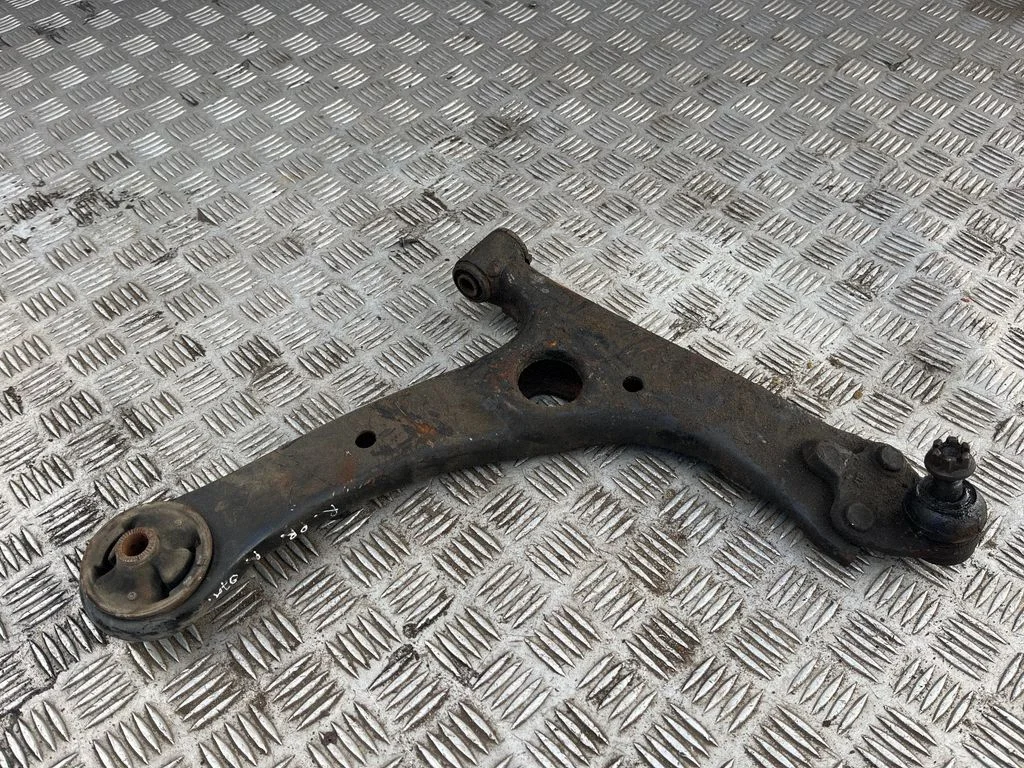 Front lower control arm/wishbone – Toyota Avensis T250 (2006-2009)