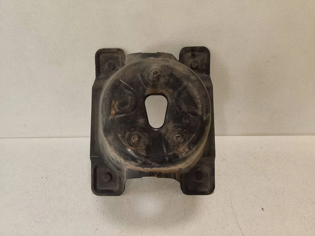 Spare wheel mounting bracket – Honda CR-V (2002-2006)