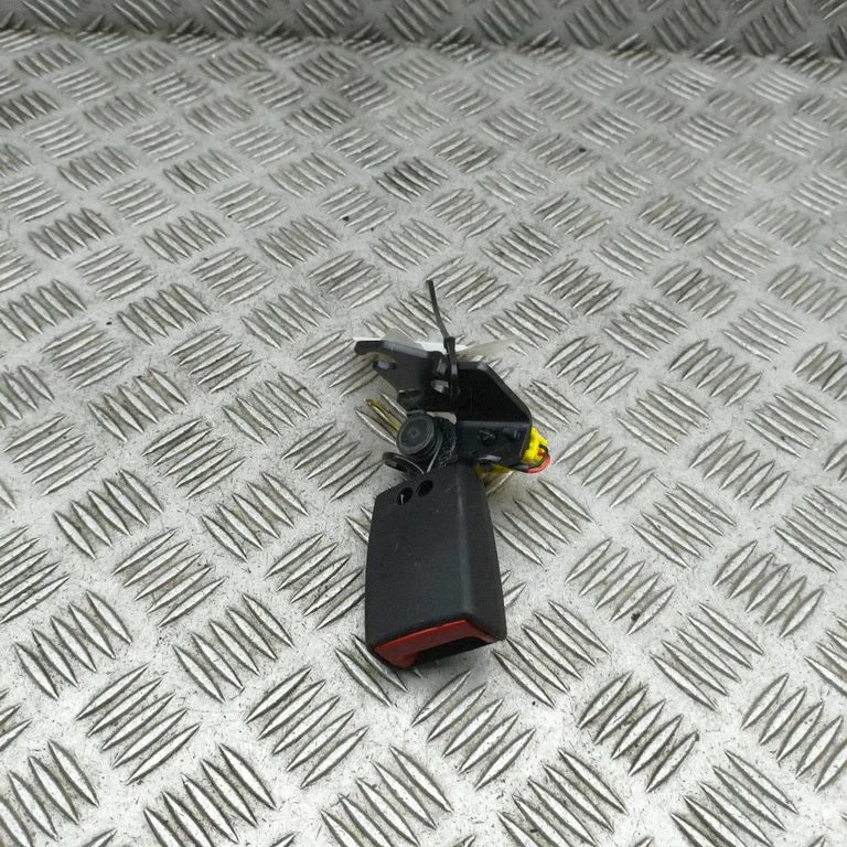 Rear seatbelt buckle 31351656