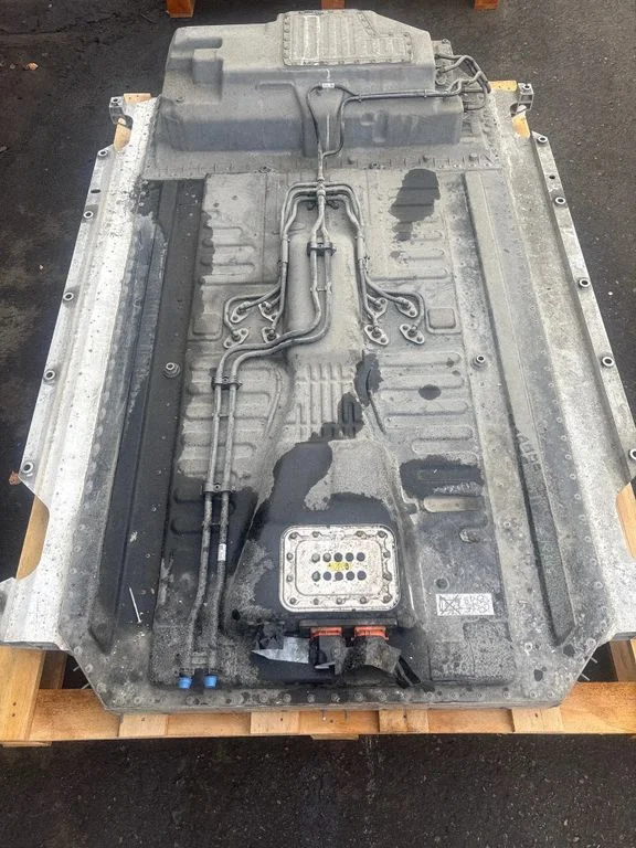 Hübriid-/elektriauto aku – Mercedes-Benz EQC (2019-)