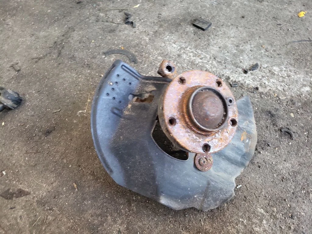 Front wheel hub