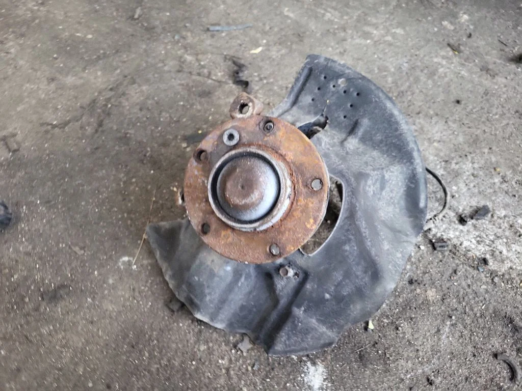 Front wheel hub