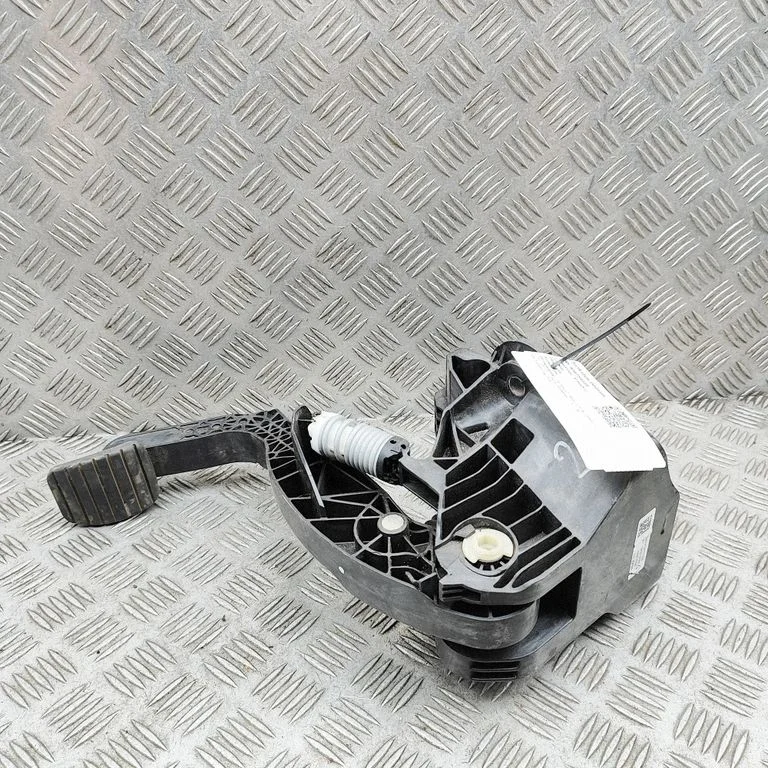 Pedał sprzęgła 465401004R