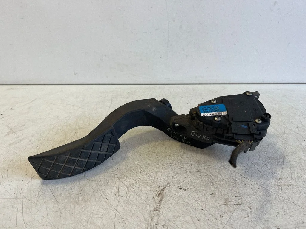 Accelerator throttle pedal 8EI723523