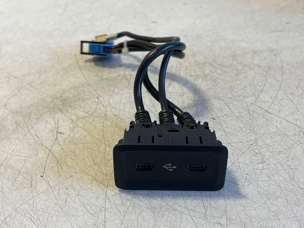 USB-pesa – Mercedes-Benz E-klass W214 (2024-)